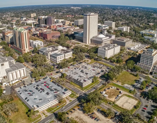 Tallahassee refuse de suspendre les centres de données après l'interdiction des grands projets par la ville.