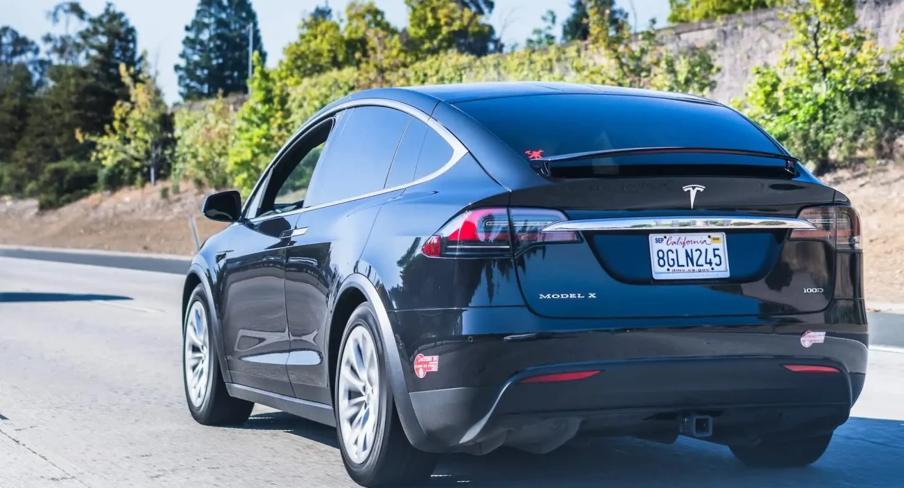 Tesla annonce un FSD autonome imminent, mais les propriétaires rapportent des incidents avec des obstacles