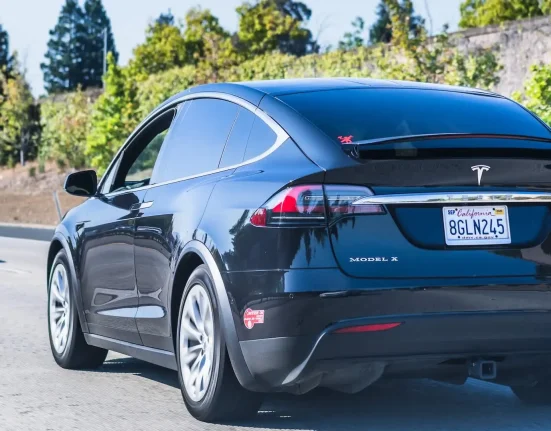 Tesla annonce un FSD autonome imminent, mais les propriétaires rapportent des incidents avec des obstacles