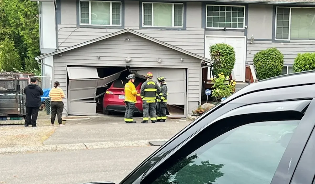 Tesla en Autopilote Percute Violamment une Porte de Garage, Selon le Conducteur