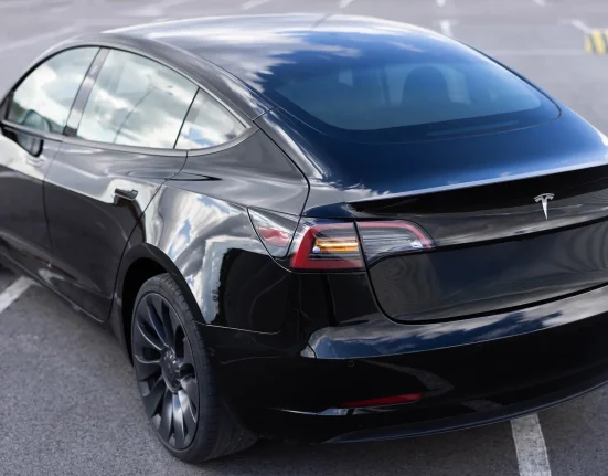 Tesla envisage un modèle 3 à tri-moteurs, mais réserve sa technologie la plus performante pour le Roadster.