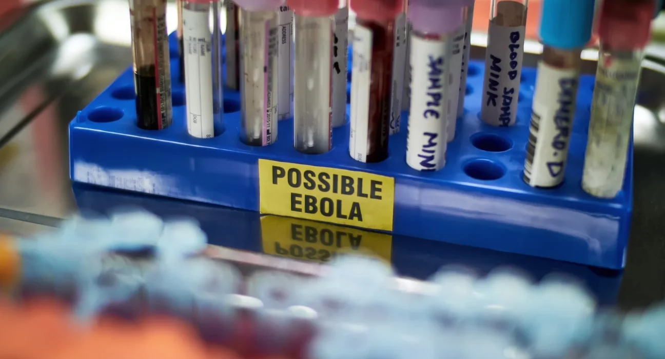 Théories du complot nourrissent les attaques contre des cliniques alors que l'épidémie d'Ebola se propage en Congo.