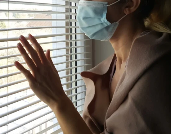 Trump se moquait des restrictions COVID : Les experts en santé remettent en question les nouvelles quarantaines et interdictions