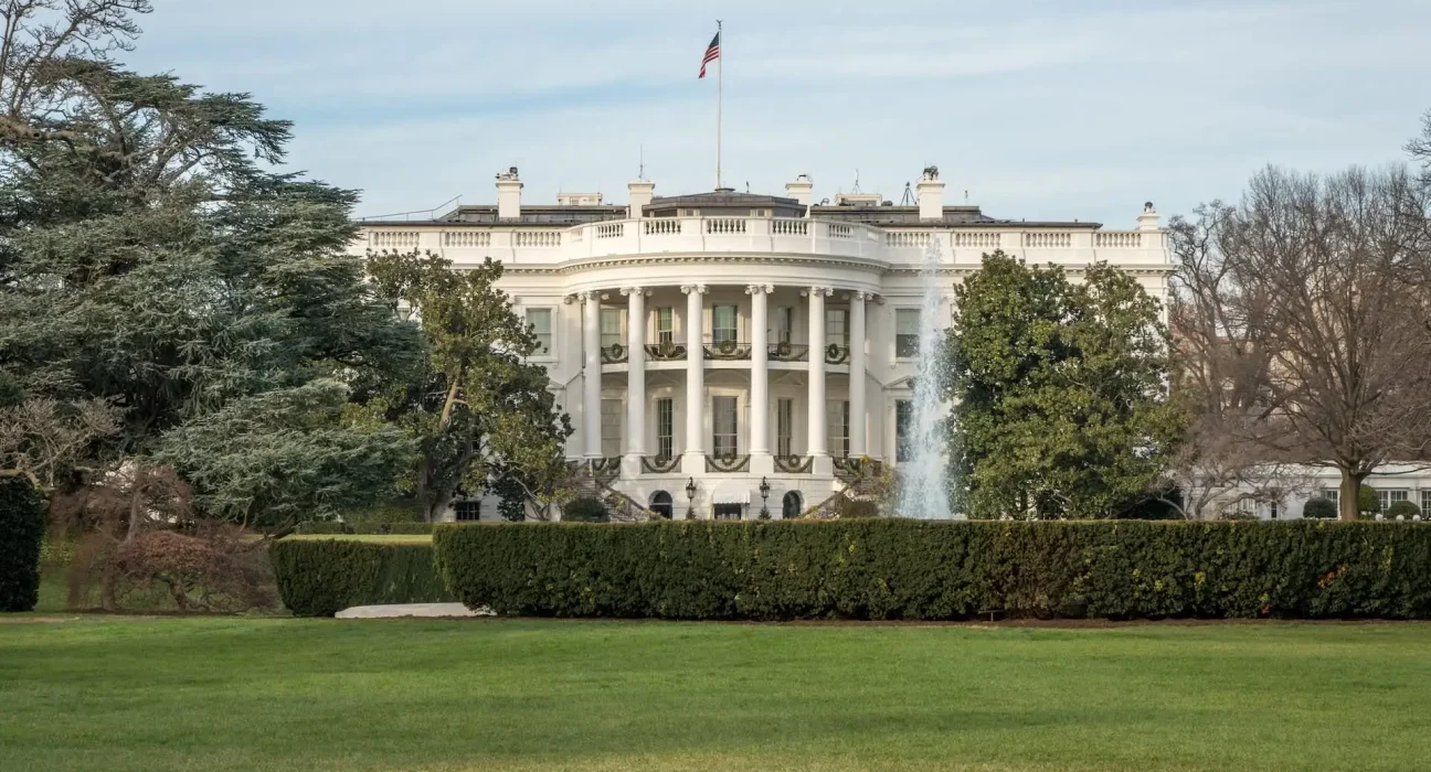 Trump signe un décret sur la sécurité de l'IA après des pressions, limitant l'examen fédéral à 30 jours.