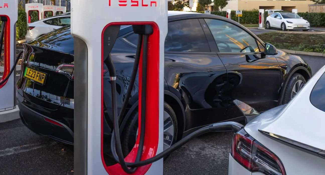 Un Conducteur Découvrez une Nouvelle Fonction de l'Application Tesla à une Station de Supercharge pleine, Accessible aux Non-Propriétaires de Tesla