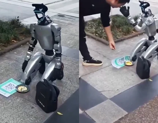 Un Robot en Quête de Pièces sur le Trottoir