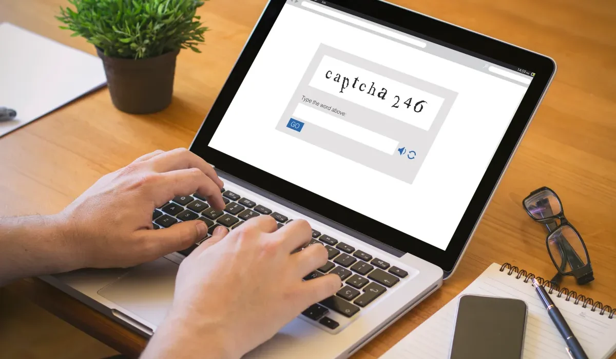 Un Système Informatique Surpasse les Vérifications CAPTCHA en Pensant Comme un Humain