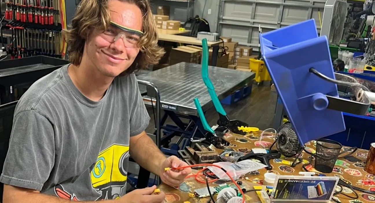 Un adolescent floridien conçoit une batterie maison de 127 kg pour rivaliser avec le Tesla Powerwall à moitié prix après la saison des ouragans.