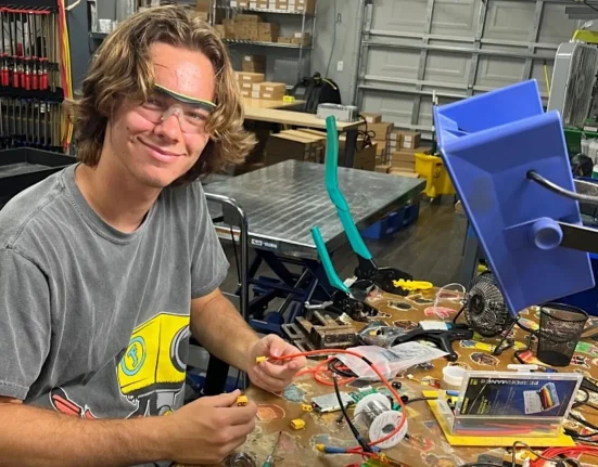 Un adolescent floridien conçoit une batterie maison de 127 kg pour rivaliser avec le Tesla Powerwall à moitié prix après la saison des ouragans.