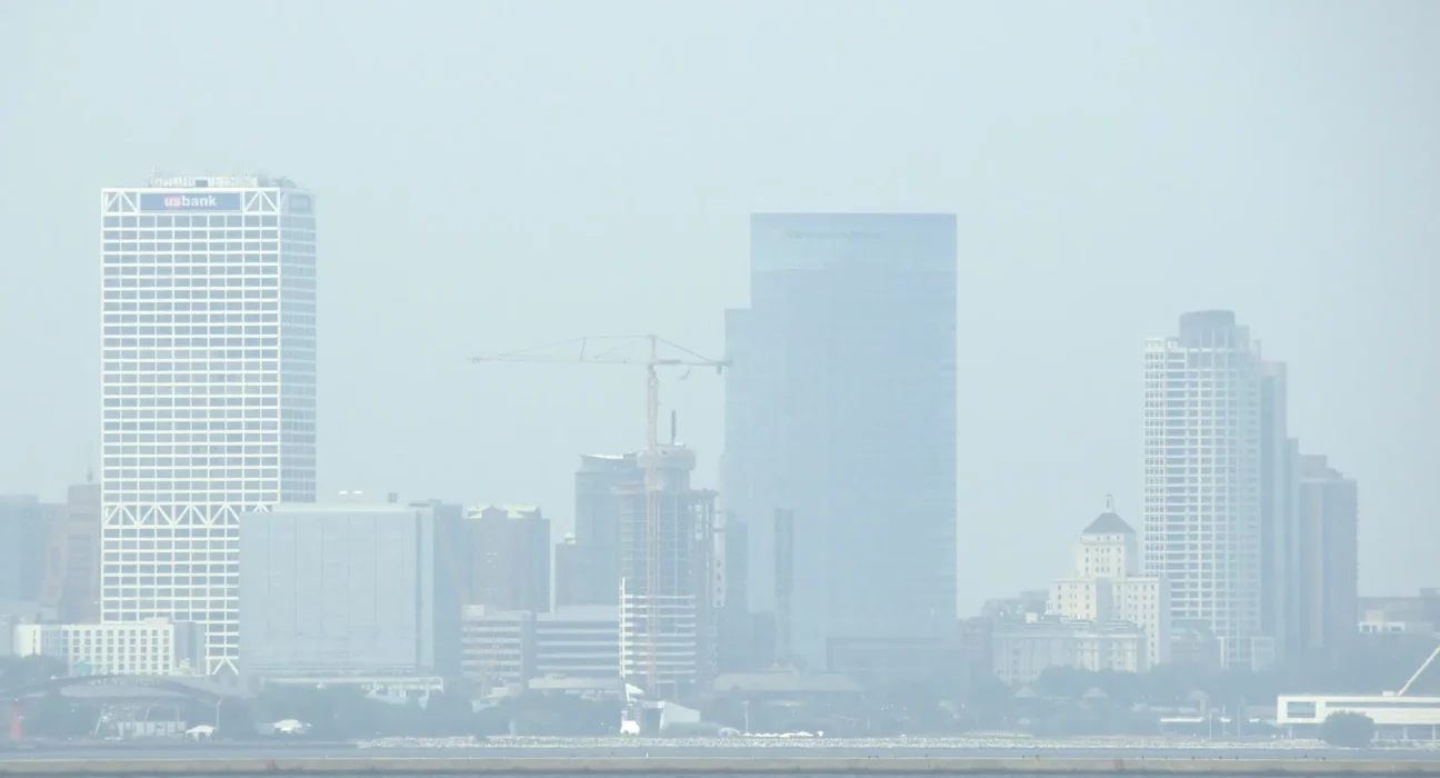 Un ciel clair à Milwaukee, mais un phénomène rare retient l'ozone toxique près des habitants