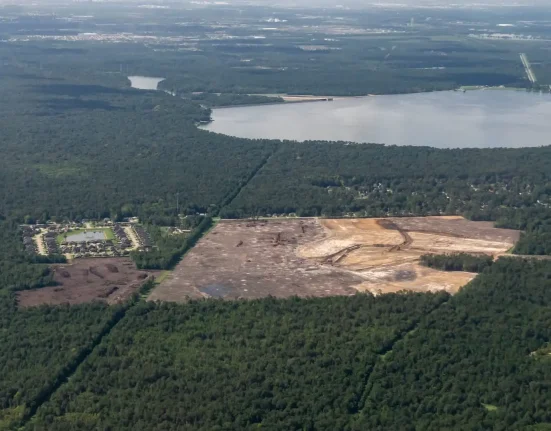 Un comté du Texas abandonne son moratoire sur les centres de données après une poursuite de 100 millions de dollars d'un développeur.
