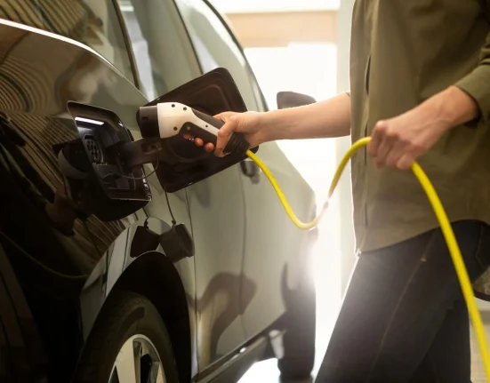 Un conducteur de Washington compare le prix de l'essence à 5,35 $ à la recharge nocturne à moins de 1 $ — les chiffres des véhicules électriques deviennent incontournables.