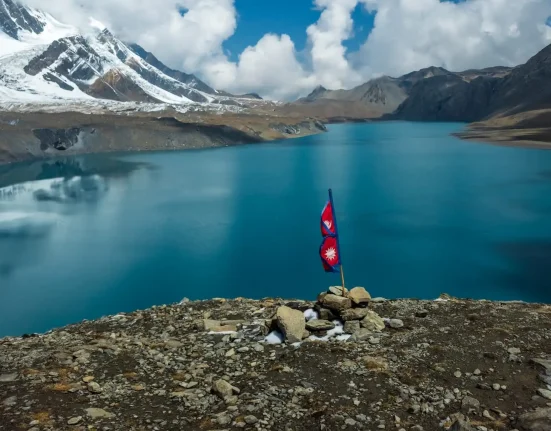 Un des plus hauts lacs du Népal révèle une pollution microplastique accrue près des zones touristiques