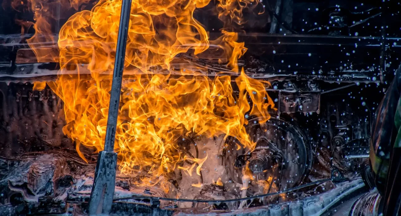 Un expert révèle pourquoi un incendie de VE 'éteint' peut refaire surface des heures plus tard.