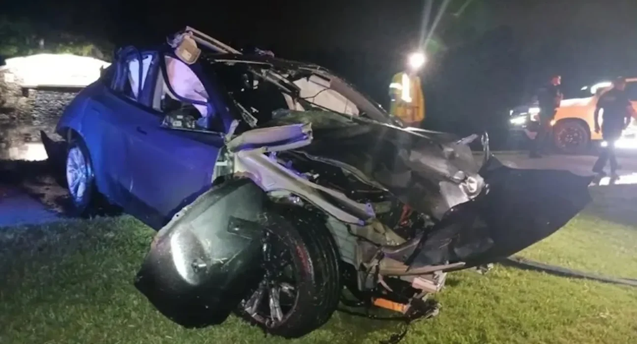 Un homme en Floride meurt après que sa Tesla en mode autopilote percute une cabine électrique et sombre dans un bassin.