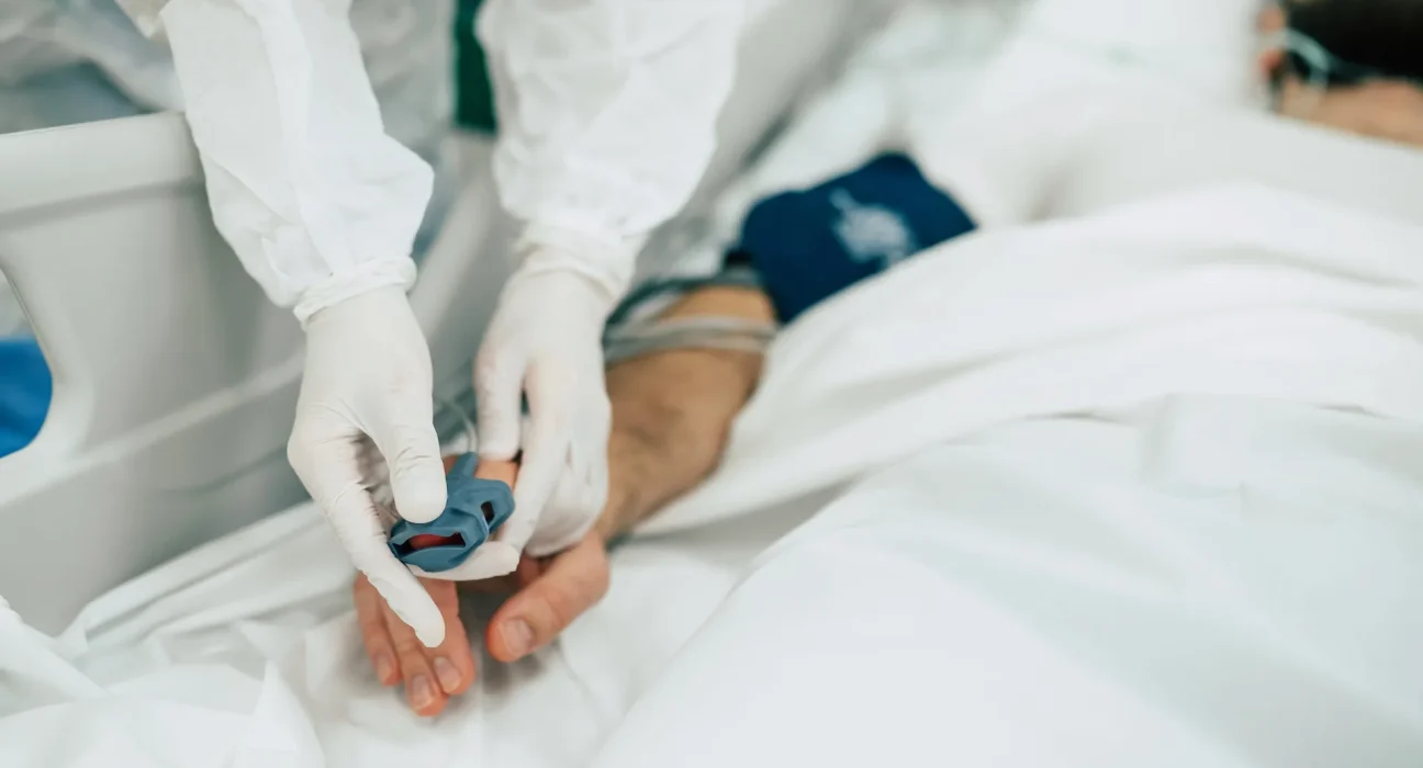 Un homme triomphe d'un virus rare transmis par des tiques, première confirmation à New York sans options de traitement.