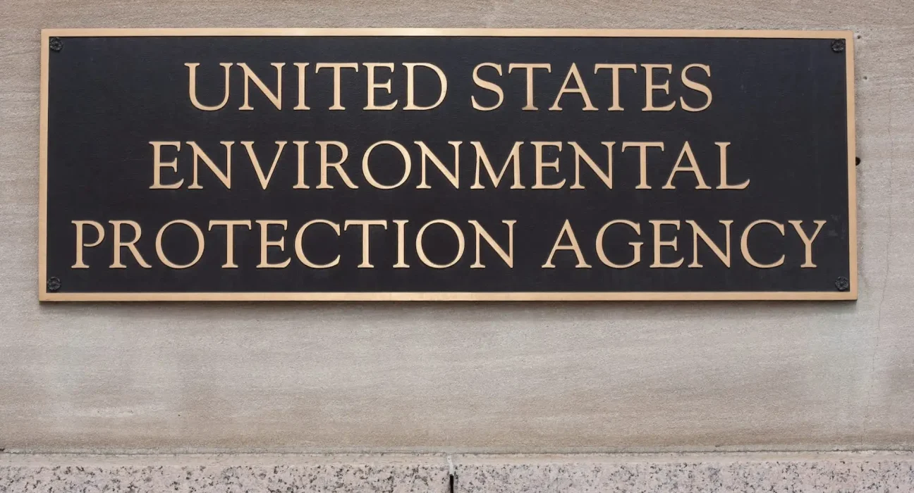Un juge fédéral déclare illégale l'annulation par l'administration Trump de 2,8 milliards de dollars en subventions pour la justice environnementale.