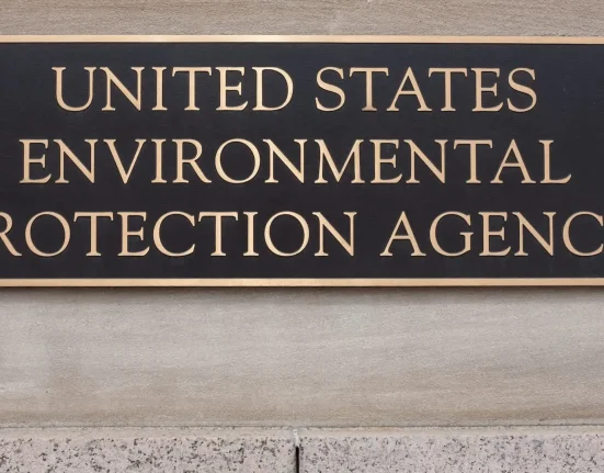 Un juge fédéral déclare illégale l'annulation par l'administration Trump de 2,8 milliards de dollars en subventions pour la justice environnementale.