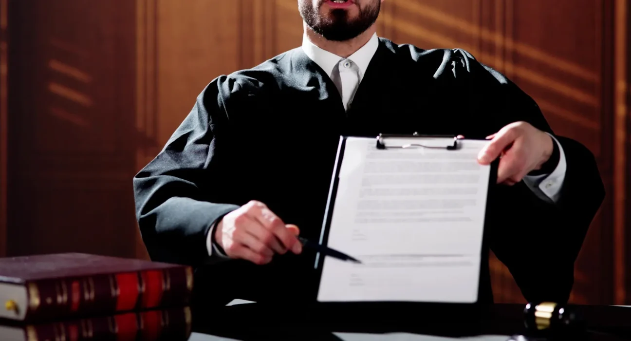 Un juge rejette l'affaire entière après que les avocats aient reconnu avoir utilisé des mémoires juridiques truffés d'erreurs et de fausses citations générées par une IA
