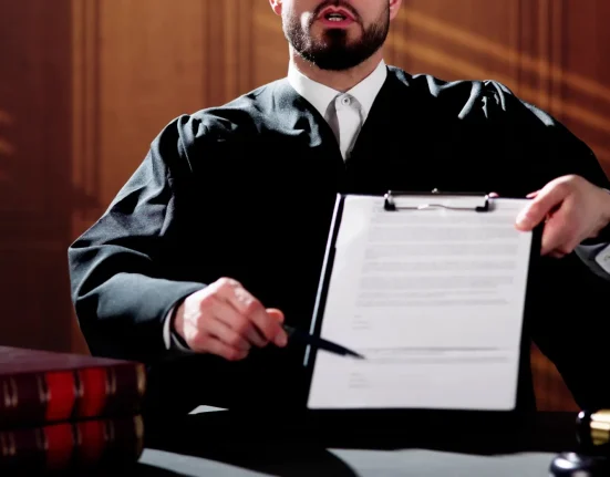 Un juge rejette l'affaire entière après que les avocats aient reconnu avoir utilisé des mémoires juridiques truffés d'erreurs et de fausses citations générées par une IA