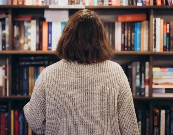 Un lecteur dénonce une tendance inquiétante sur 'BookTok' après avoir observé un schéma alarmant.