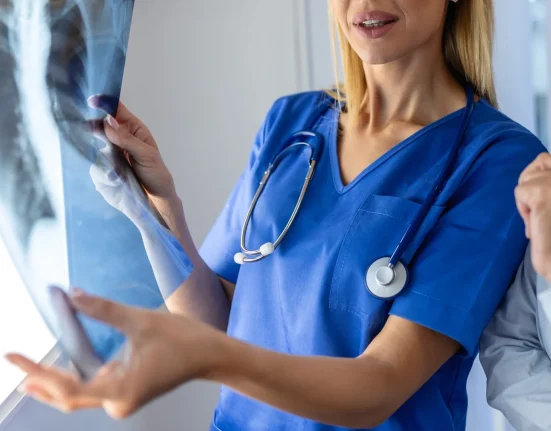 Un nouveau traitement du cancer du poumon réduit les tumeurs chez 43 % des patients malgré l'échec de la chimiothérapie et de l'immunothérapie