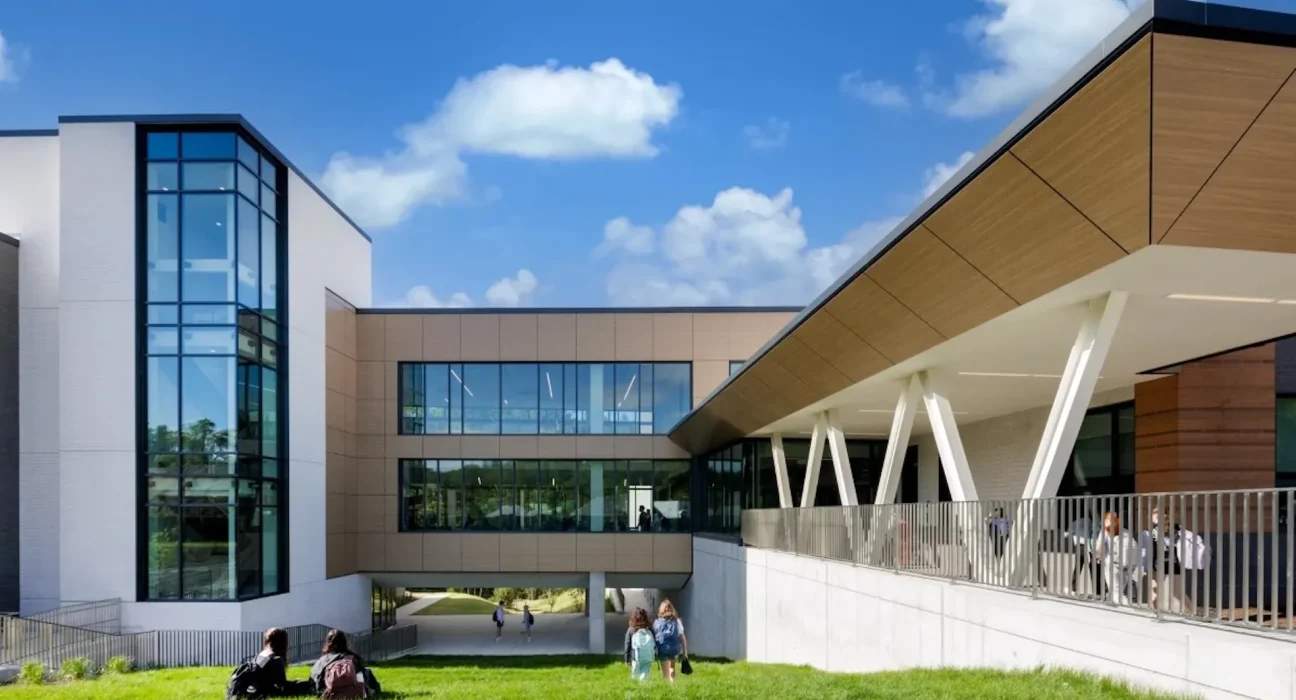Une École du Massachusetts Échoue à Obtenir un Subvention de 1,4 Million de Dollars, mais l'Énergie Solaire sur le Toit Pourrait Débuter Dès l'Été.