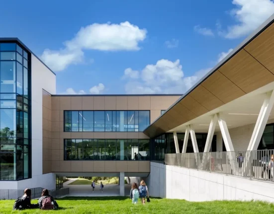 Une École du Massachusetts Échoue à Obtenir un Subvention de 1,4 Million de Dollars, mais l'Énergie Solaire sur le Toit Pourrait Débuter Dès l'Été.