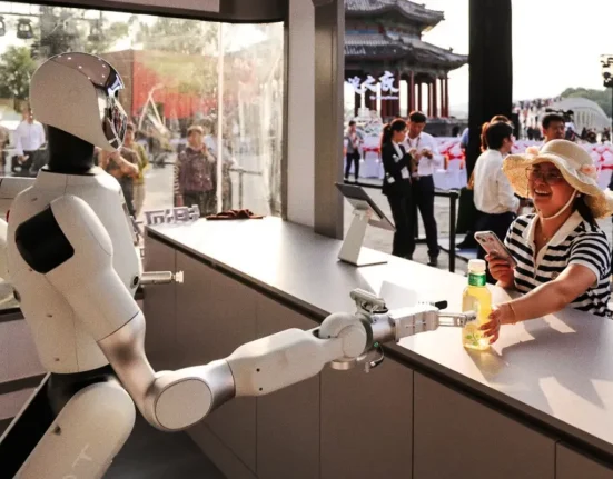 Une Nouvelle Boutique à Hong Kong : Un Robot Humanoïde pour un Service 100% Automatisé.