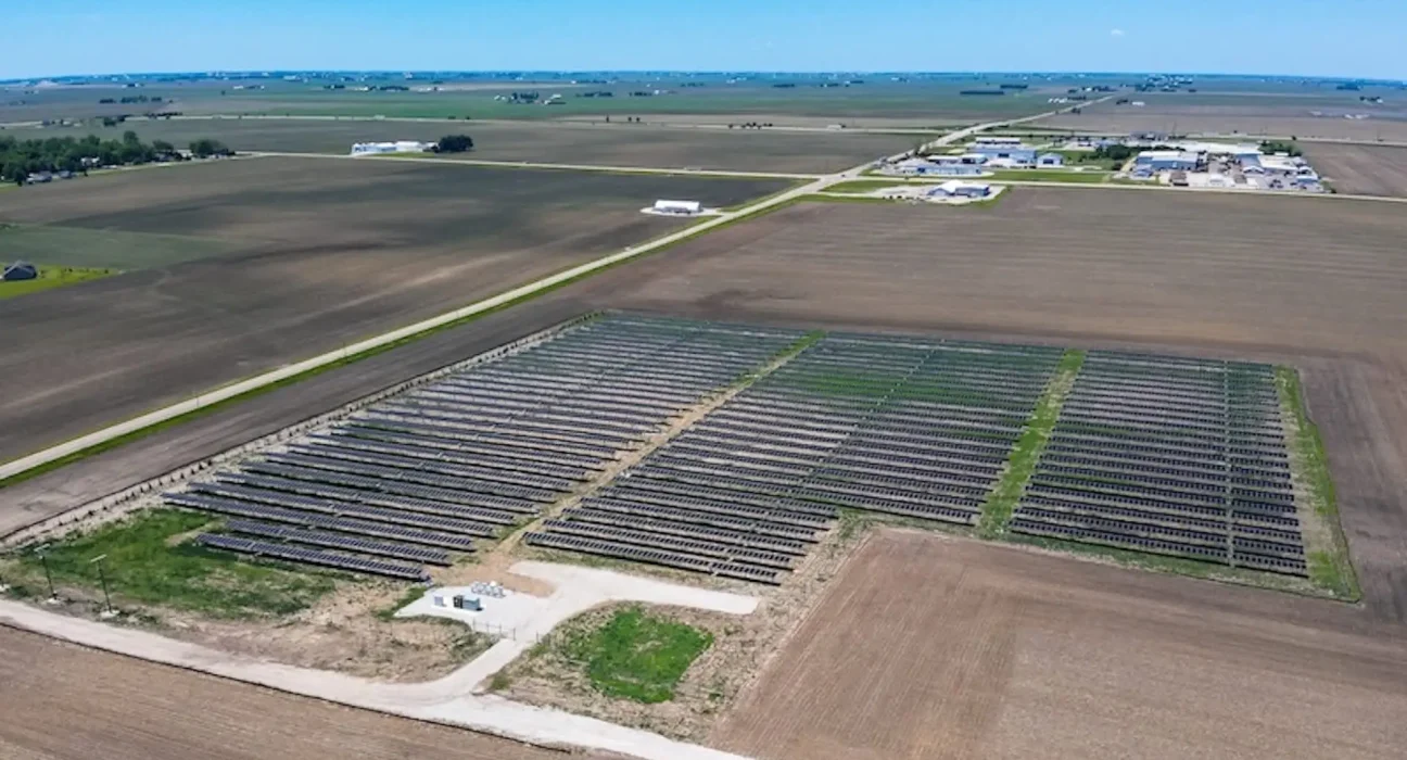 « Une ancienne mine de charbon en Illinois se transforme : 16 000 panneaux solaires pour alimenter 7 000 foyers »