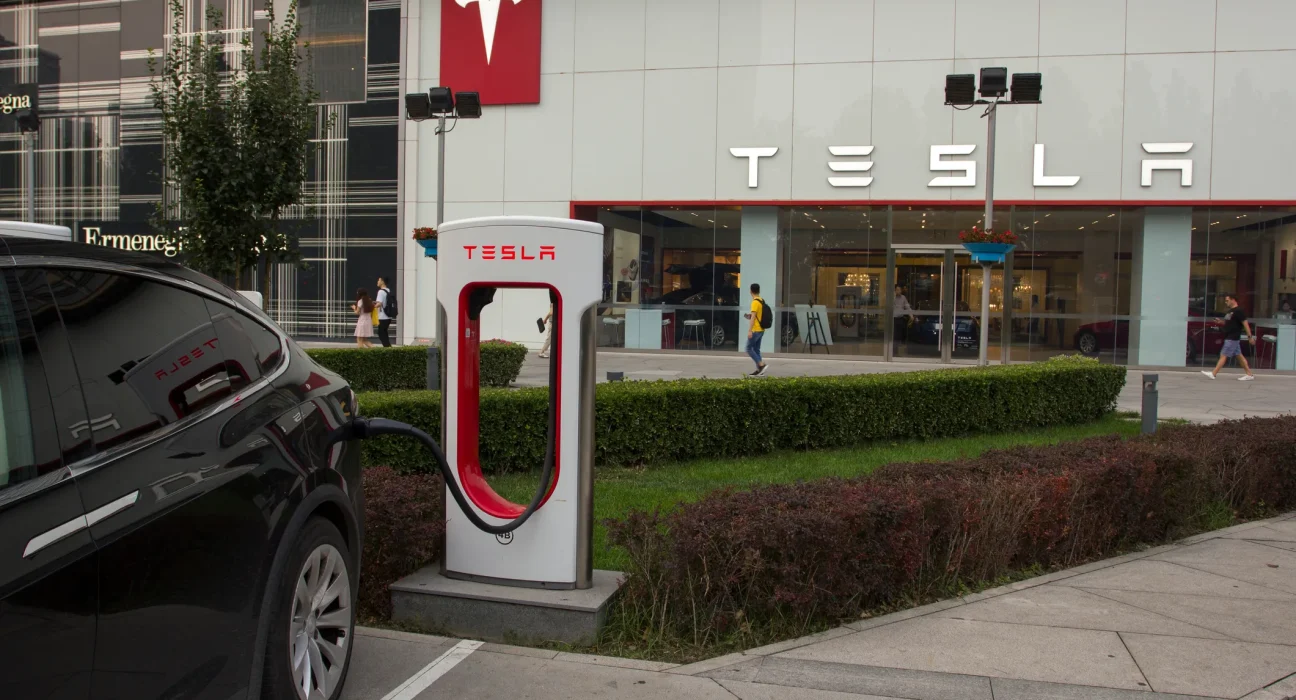 Une cour chinoise examine la première affaire de fraude liée à la conduite autonome de Tesla, avec 10 propriétaires réclamant plus de 500 000 dollars.