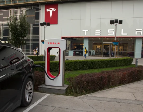 Une cour chinoise examine la première affaire de fraude liée à la conduite autonome de Tesla, avec 10 propriétaires réclamant plus de 500 000 dollars.