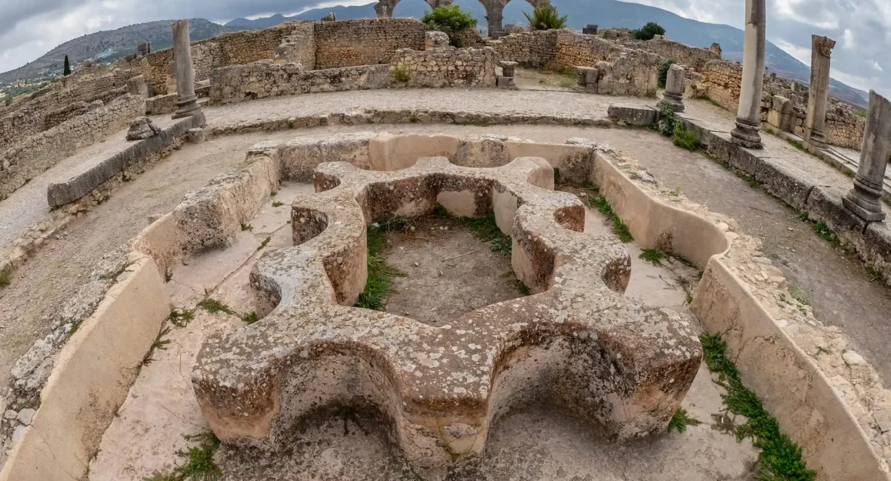 « Une découverte fascinante : un ancien bain médiéval au Maroc révèle peut-être le plus ancien plateau de jeu d'Afrique du Nord »