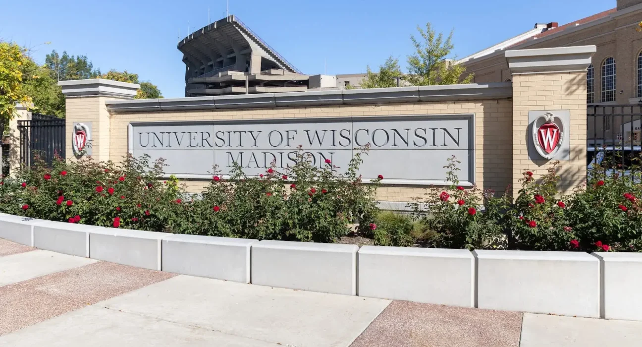 « Une enquête de l'UW-Madison sur un club étudiant suite à une affichette controversée liée à l'opération sur la ferme de beagles »