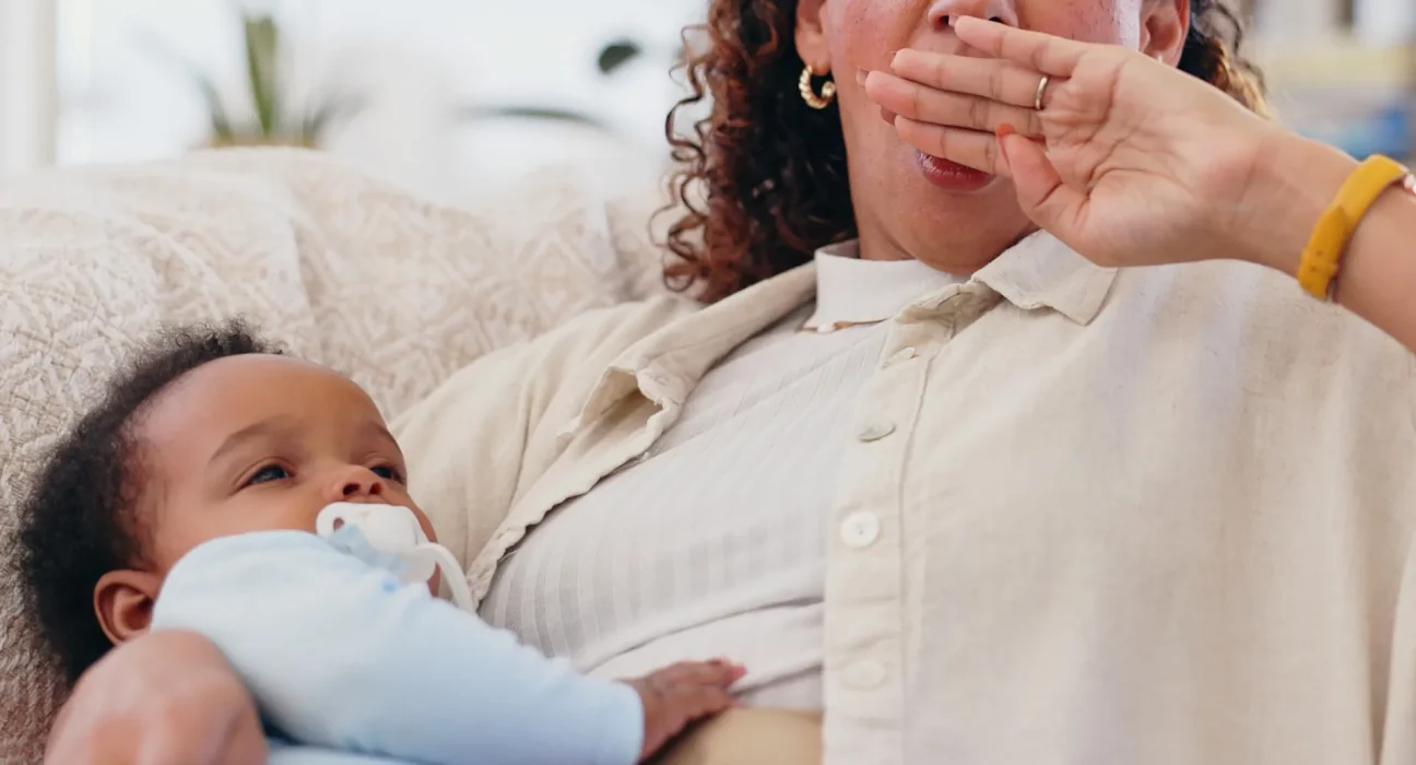 Une étude explique pourquoi les nouvelles mamans restent épuisées malgré un retour aux heures de sommeil