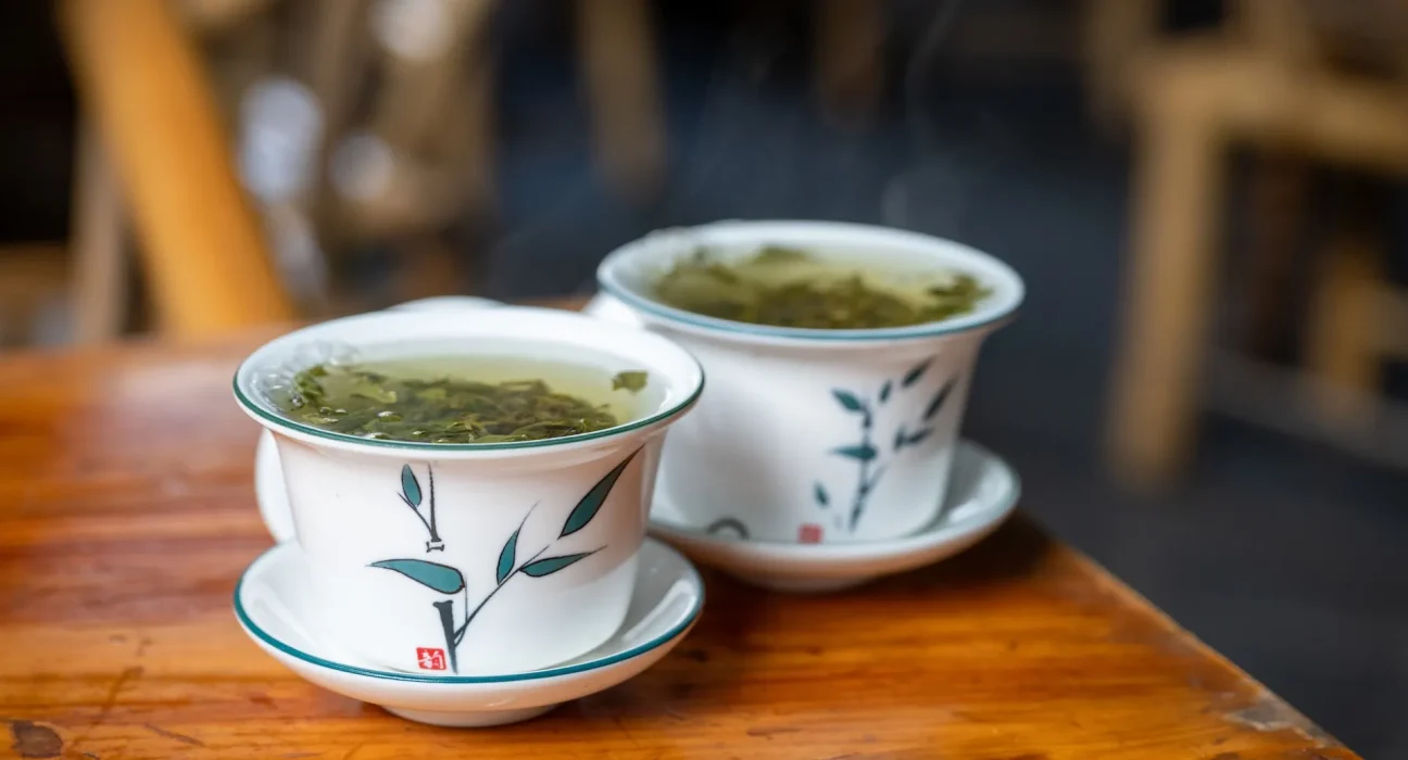 Une étude majeure révèle les bienfaits du thé vert contre les maladies cardiaques, le diabète et le cancer, tout en mettant en garde contre le thé en bouteille.