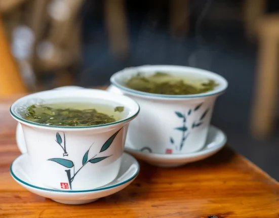 Une étude majeure révèle les bienfaits du thé vert contre les maladies cardiaques, le diabète et le cancer, tout en mettant en garde contre le thé en bouteille.