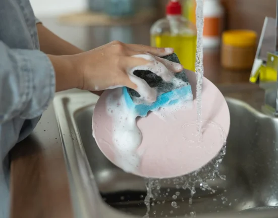 Une étude révèle que votre éponge de cuisine pourrait libérer des microplastiques à chaque lavage.