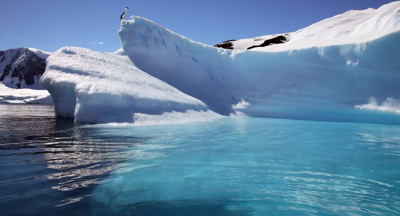 Une structure colossale cachée à deux miles sous la glace de l'Antarctique pourrait réécrire son histoire.