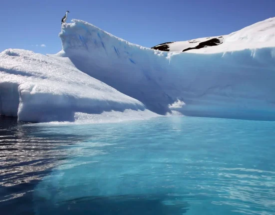 Une structure colossale cachée à deux miles sous la glace de l'Antarctique pourrait réécrire son histoire.