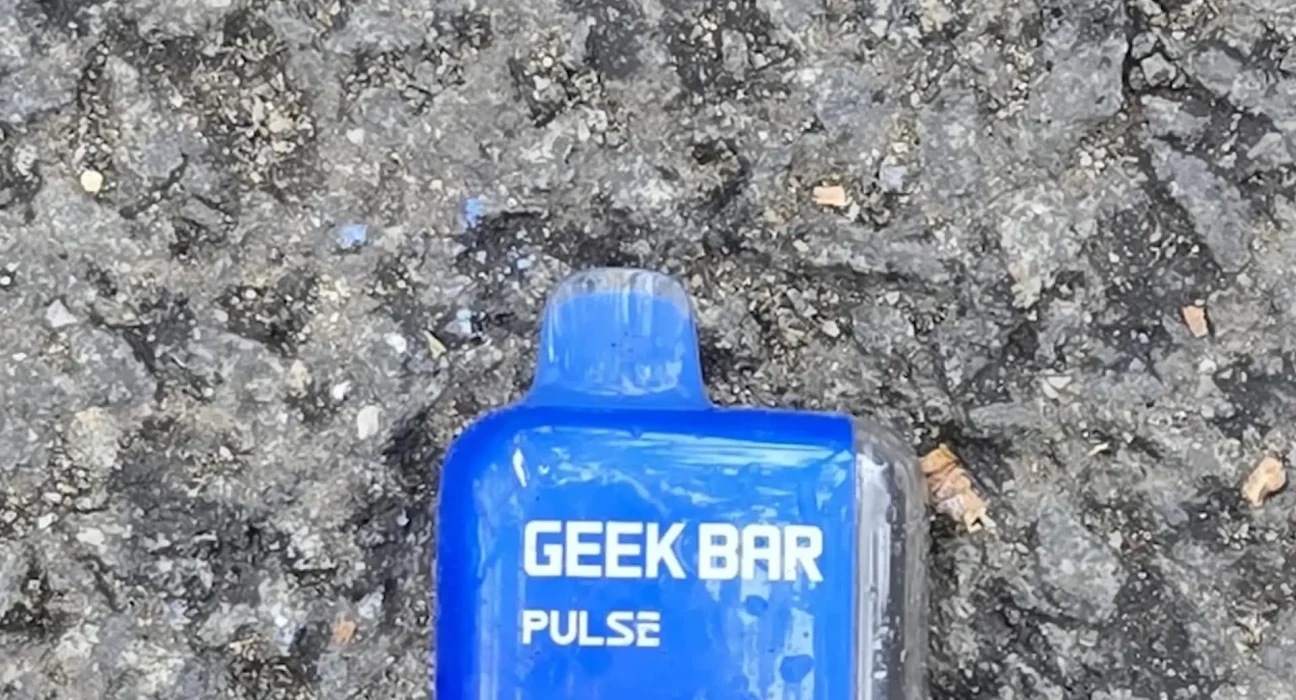 Une vape jetable abandonnée sur un trottoir suscite des demandes d'interdiction des dispositifs à usage unique.