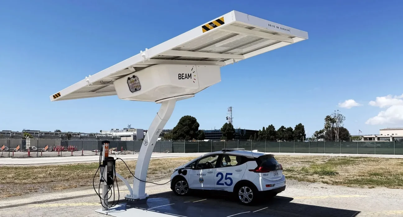 Une ville de Californie déploie six bornes de recharge solaires hors réseau pour véhicules électriques