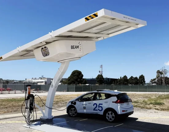 Une ville de Californie déploie six bornes de recharge solaires hors réseau pour véhicules électriques