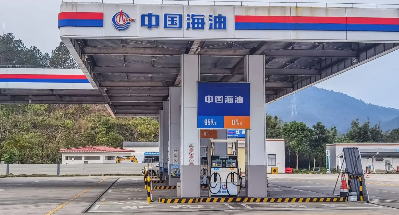 Vente de voitures à essence en Chine : une chute de 41,8 % en mai sous l'effet de l'adoption des VE, des réseaux électriques plus propres et des incertitudes sur le pétrole.