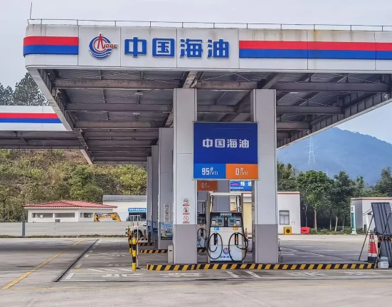 Vente de voitures à essence en Chine : une chute de 41,8 % en mai sous l'effet de l'adoption des VE, des réseaux électriques plus propres et des incertitudes sur le pétrole.