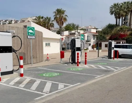 Wallbox active ses premières bornes de recharge rapide PowerRing, partageant intelligemment la puissance en temps réel.