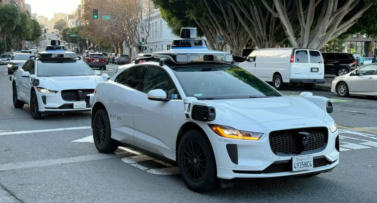 Waymo crée un conducteur virtuel « humain » pour évaluer la sécurité de ses robotaxis en cas d'accident.