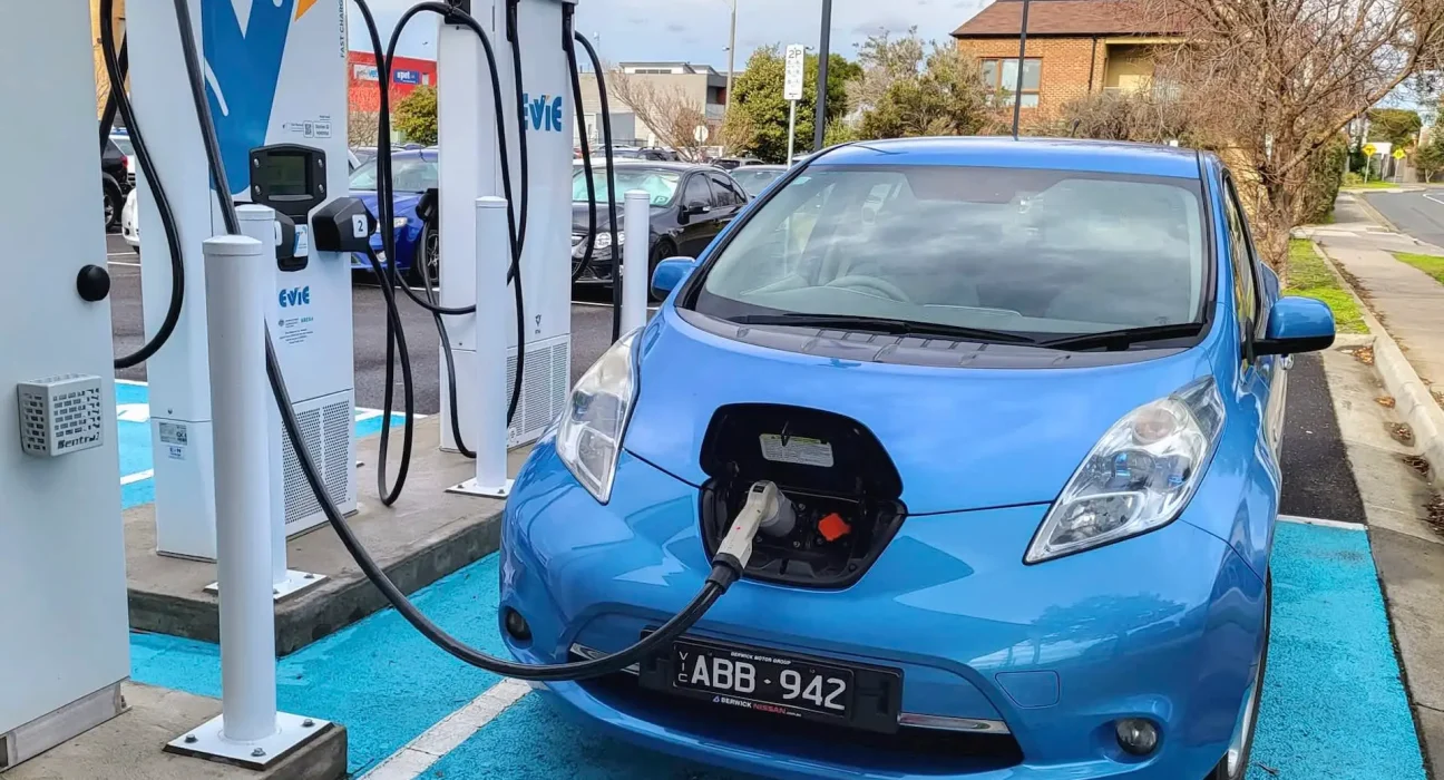 46 % des Australiens envisagent un véhicule électrique ou hybride rechargeable : une hausse de 10 % en un an