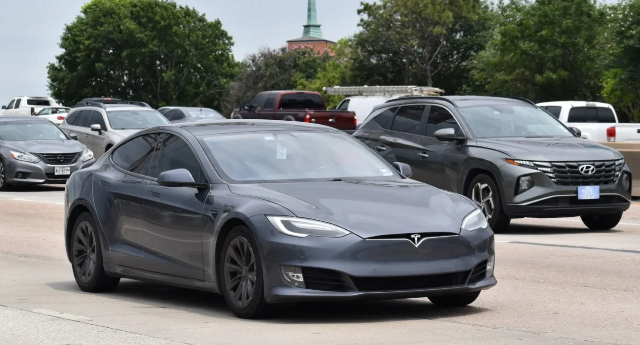 À 600 milles de chez soi : un avertissement de défaillance de la batterie 12V sur une Tesla Model 3, mais elle persévère.