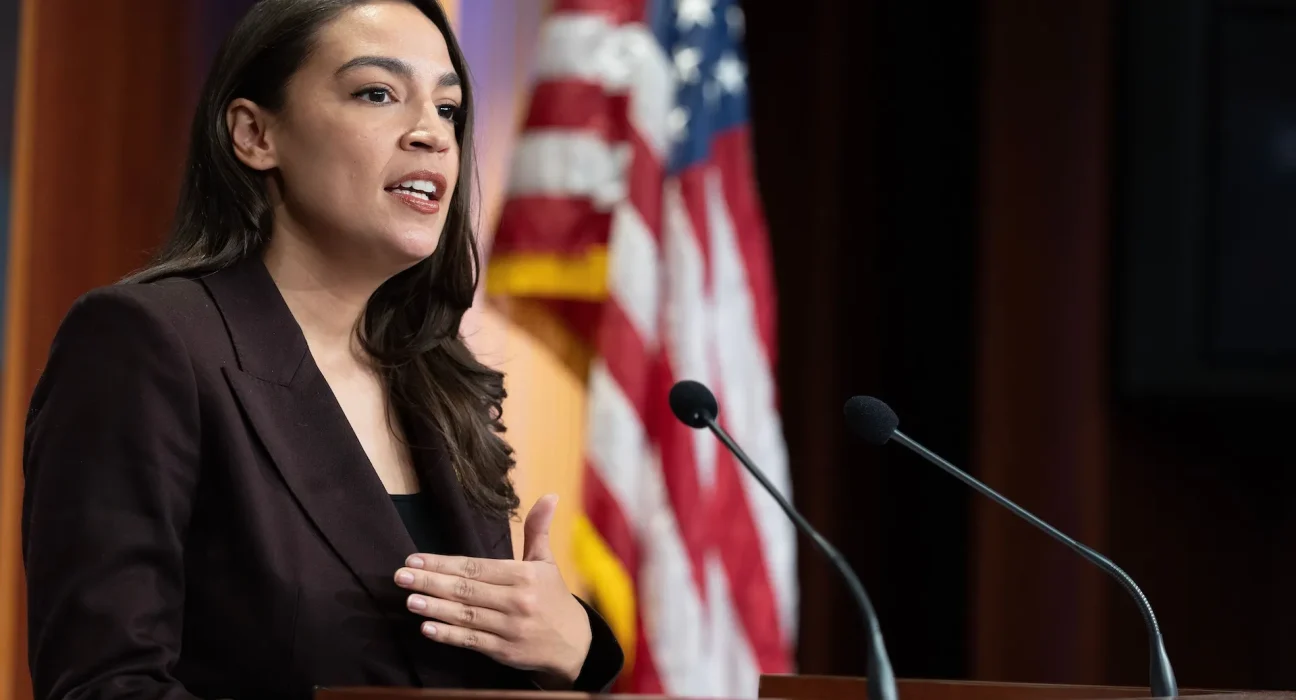 AOC propose une loi pour gel des centres de données américains jusqu'à une évaluation des implications de l'IA par le Congrès.